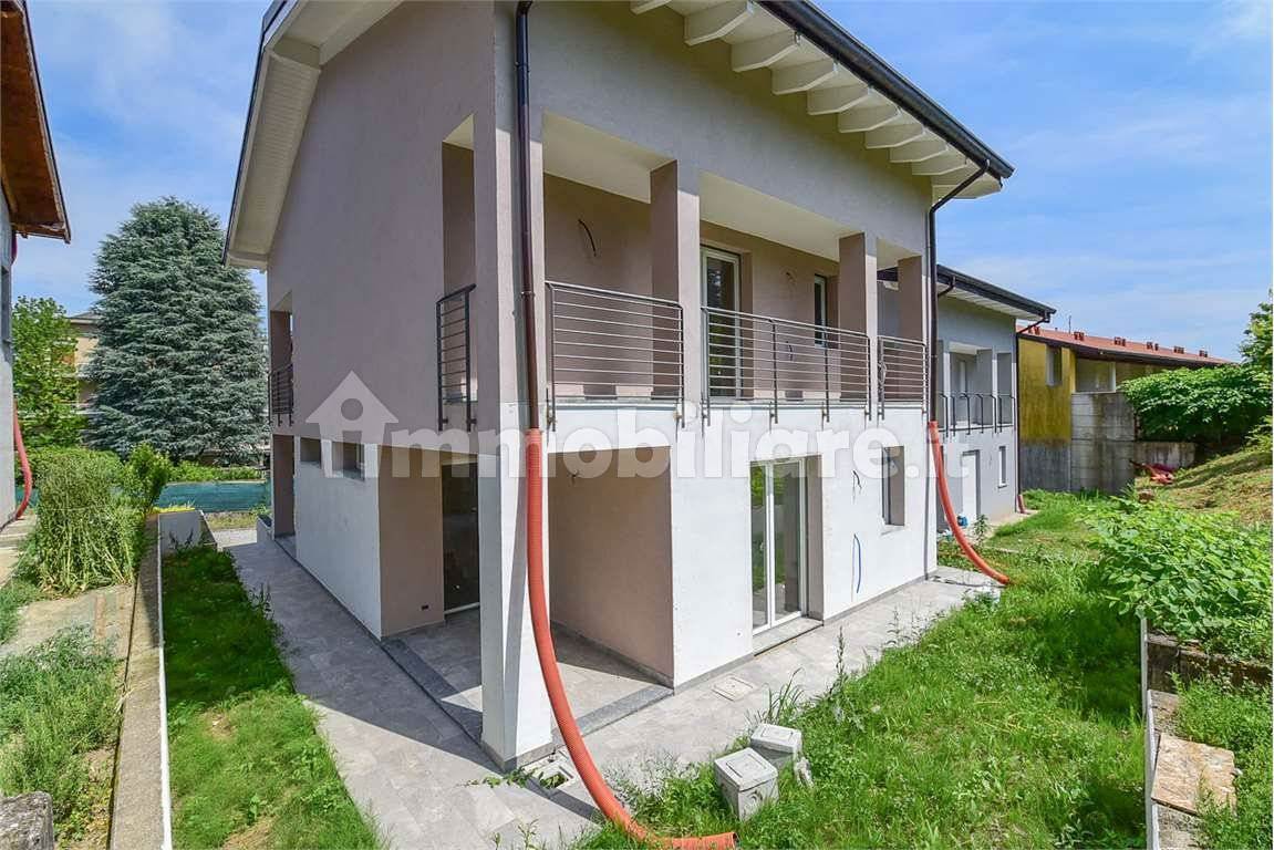 MONGUZZO VILLA SINGOLA CON GIARDINO