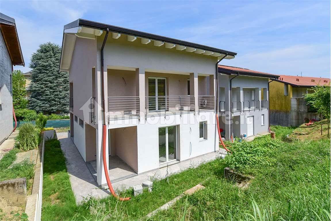 MONGUZZO VILLA SINGOLA CON GIARDINO