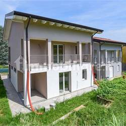 MONGUZZO VILLA SINGOLA CON GIARDINO