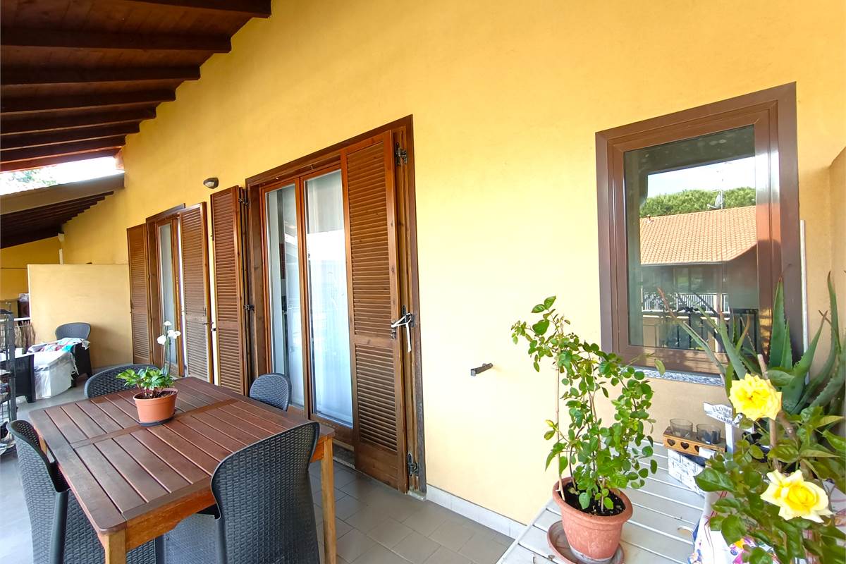 MONGUZZO AMPIO QUADRILOCALE CON TERRAZZO