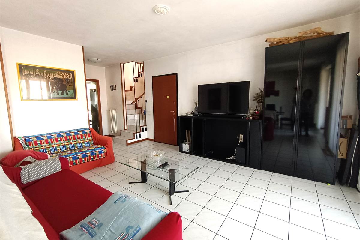 MONGUZZO AMPIO QUADRILOCALE CON TERRAZZO