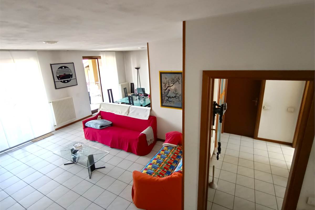 MONGUZZO AMPIO QUADRILOCALE CON TERRAZZO