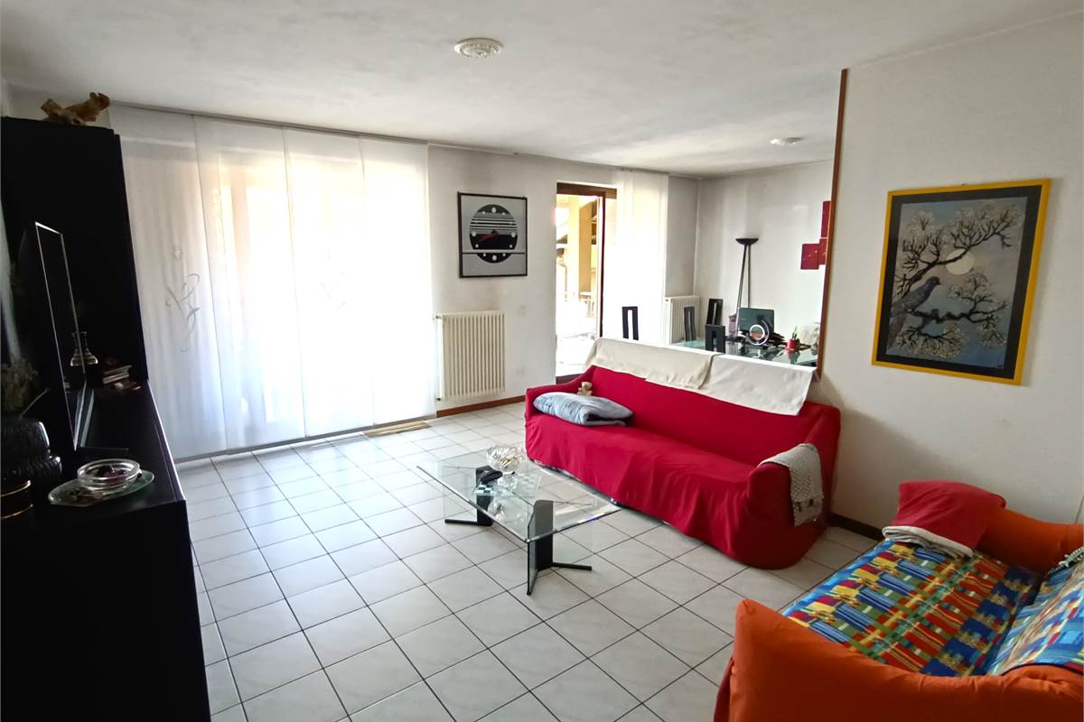 MONGUZZO AMPIO QUADRILOCALE CON TERRAZZO