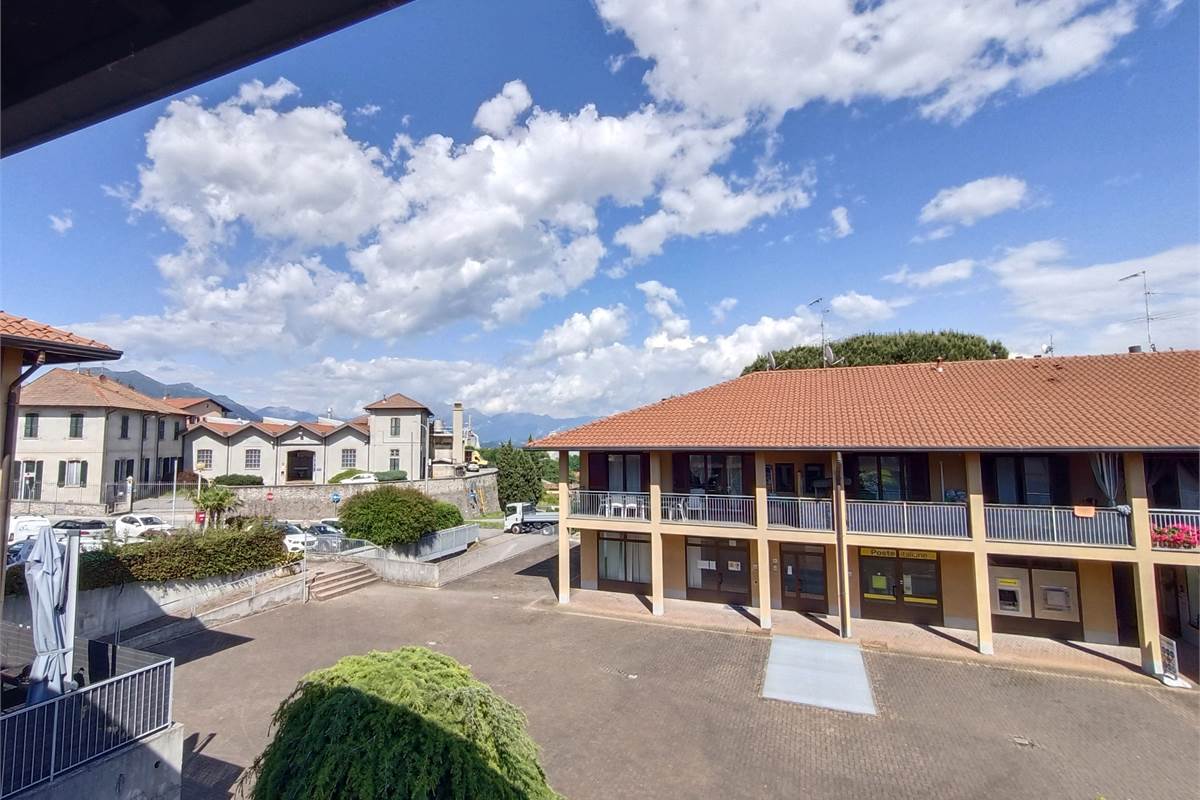 MONGUZZO AMPIO QUADRILOCALE CON TERRAZZO