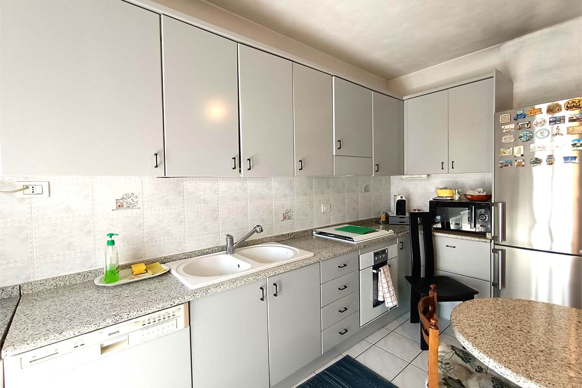 MONGUZZO AMPIO QUADRILOCALE CON TERRAZZO