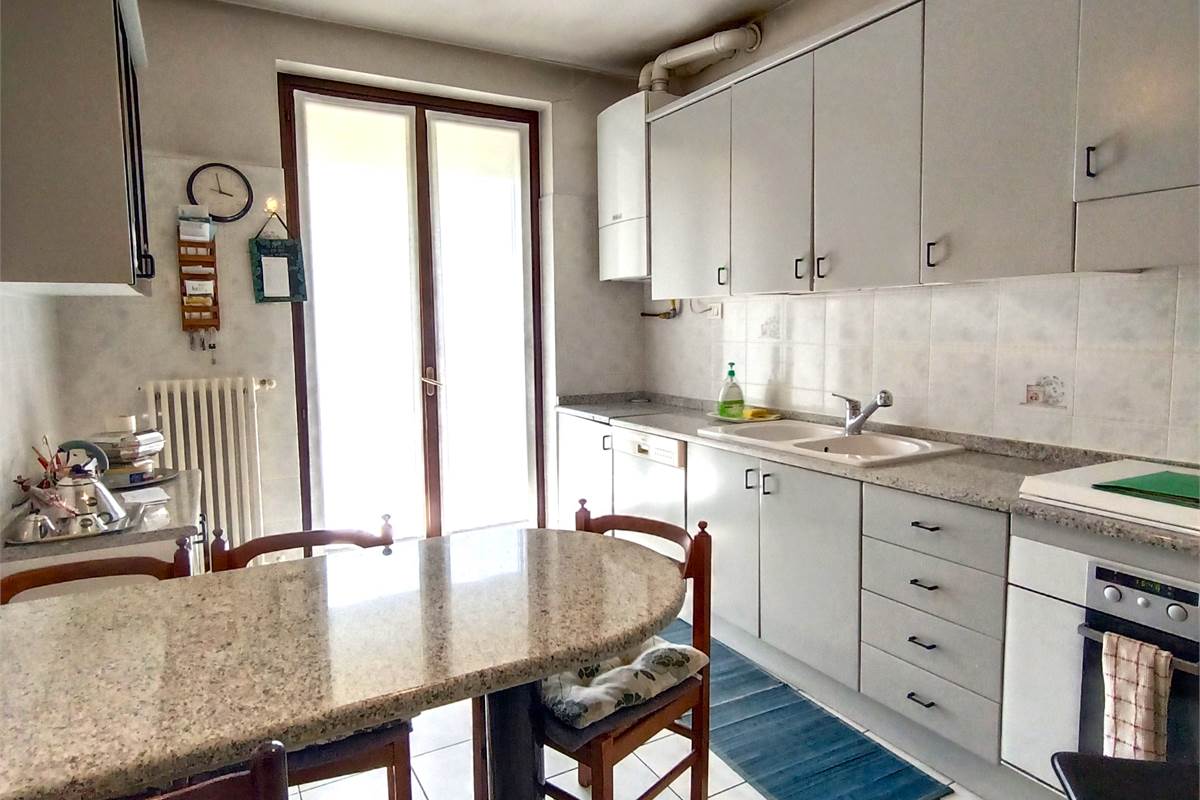 MONGUZZO AMPIO QUADRILOCALE CON TERRAZZO