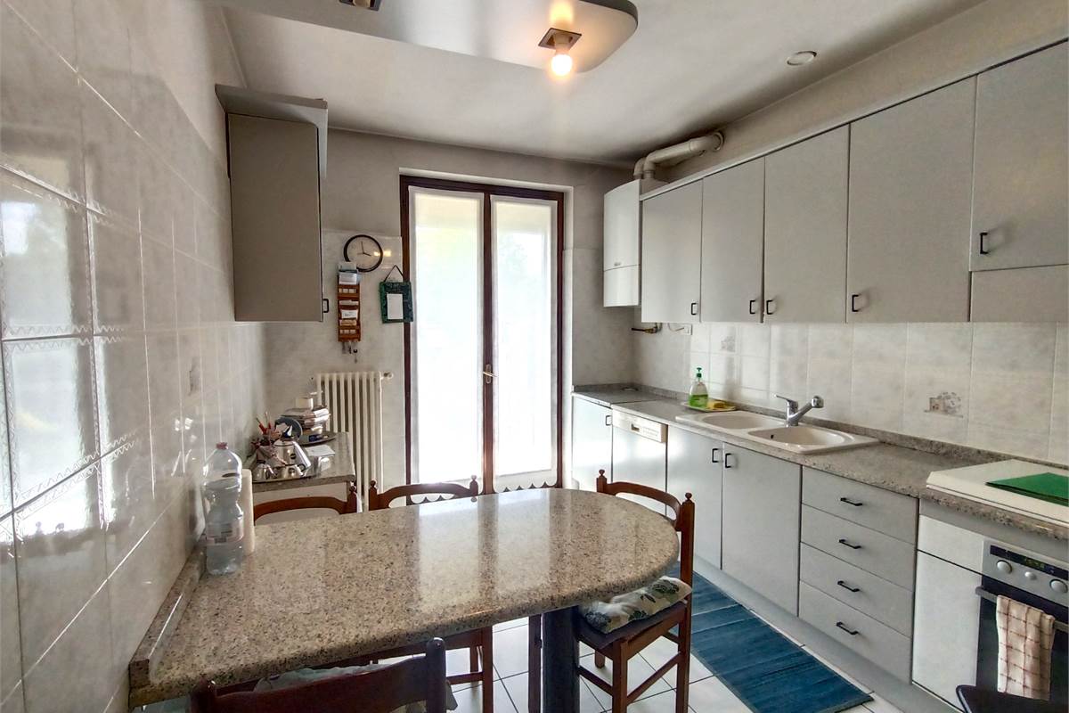 MONGUZZO AMPIO QUADRILOCALE CON TERRAZZO