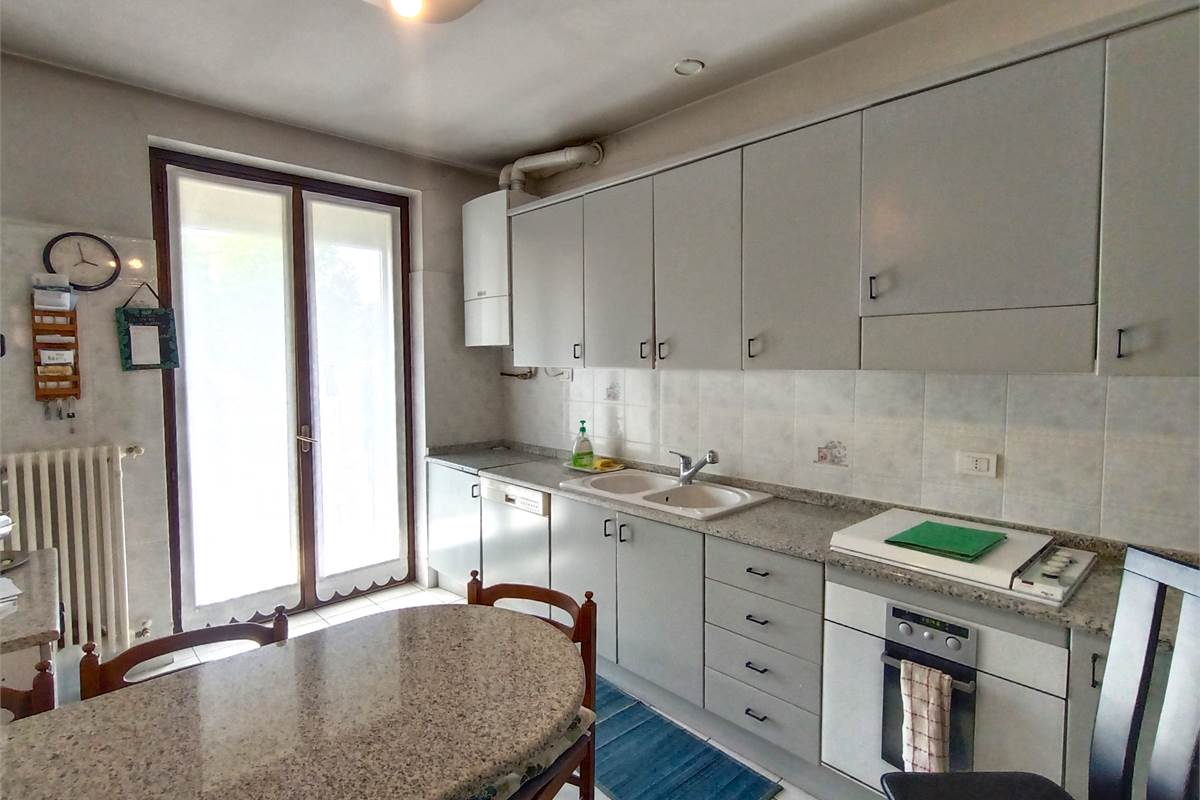 MONGUZZO AMPIO QUADRILOCALE CON TERRAZZO