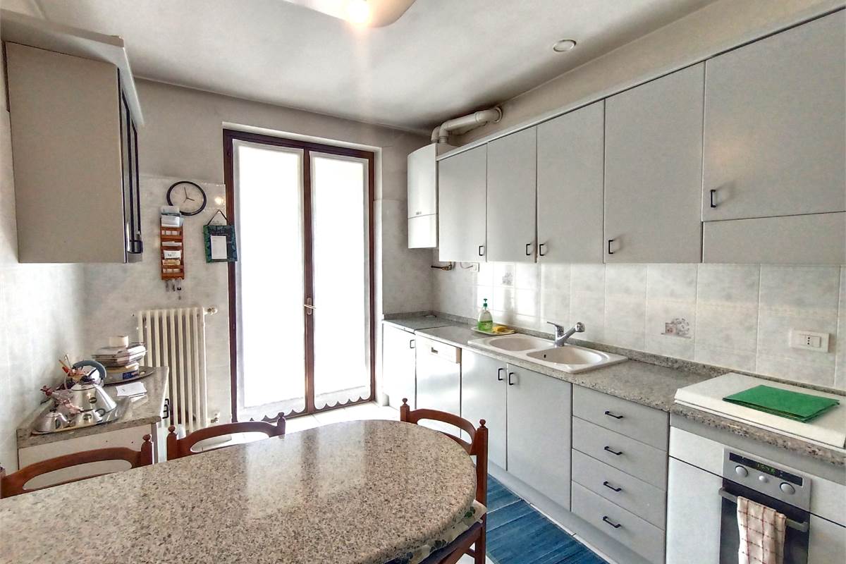 MONGUZZO AMPIO QUADRILOCALE CON TERRAZZO