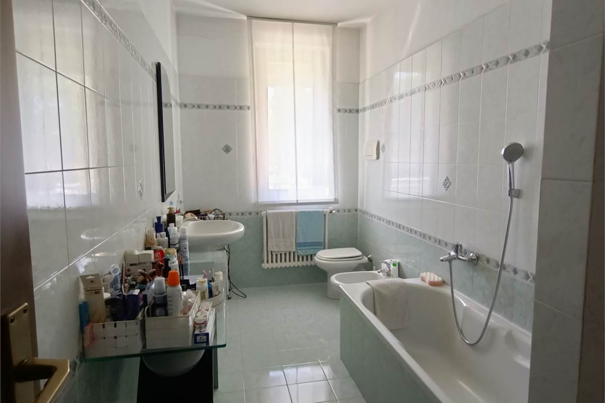 MONGUZZO AMPIO QUADRILOCALE CON TERRAZZO