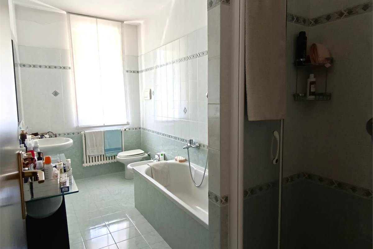 MONGUZZO AMPIO QUADRILOCALE CON TERRAZZO