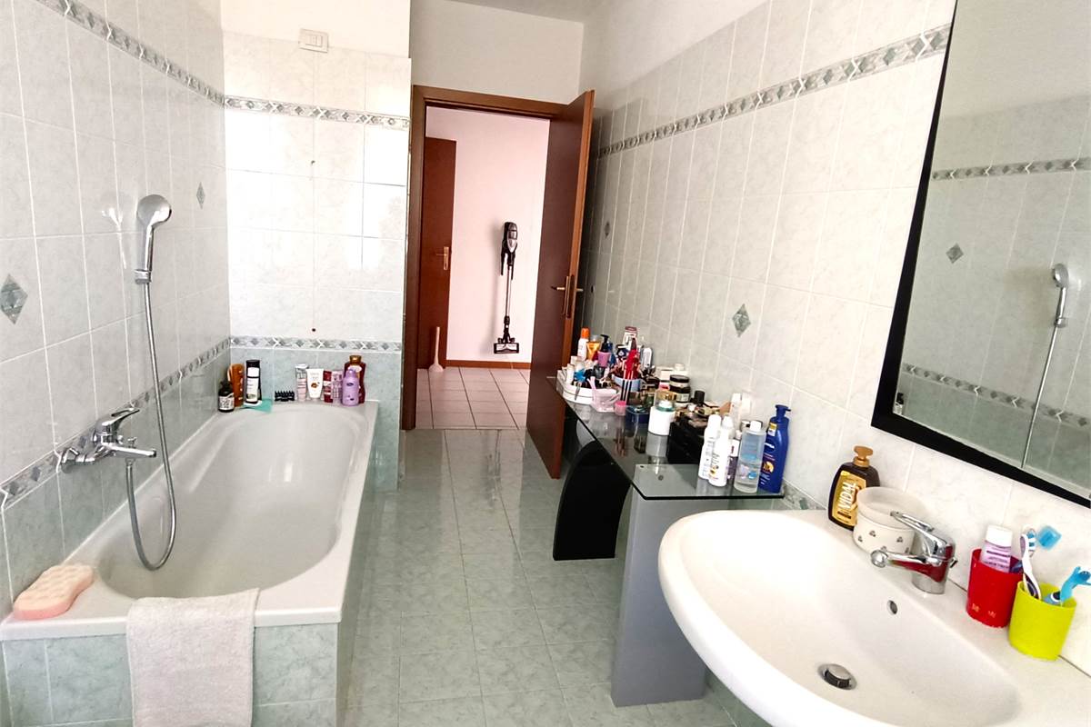 MONGUZZO AMPIO QUADRILOCALE CON TERRAZZO