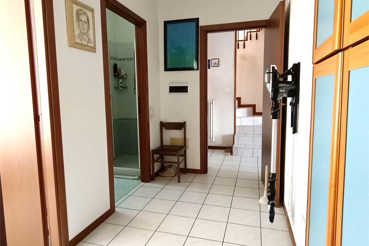 MONGUZZO AMPIO QUADRILOCALE CON TERRAZZO