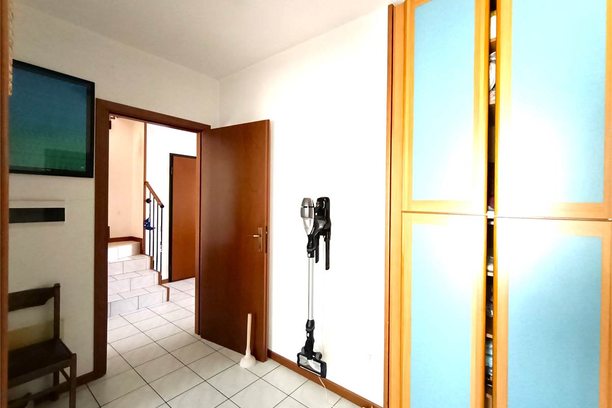 MONGUZZO AMPIO QUADRILOCALE CON TERRAZZO