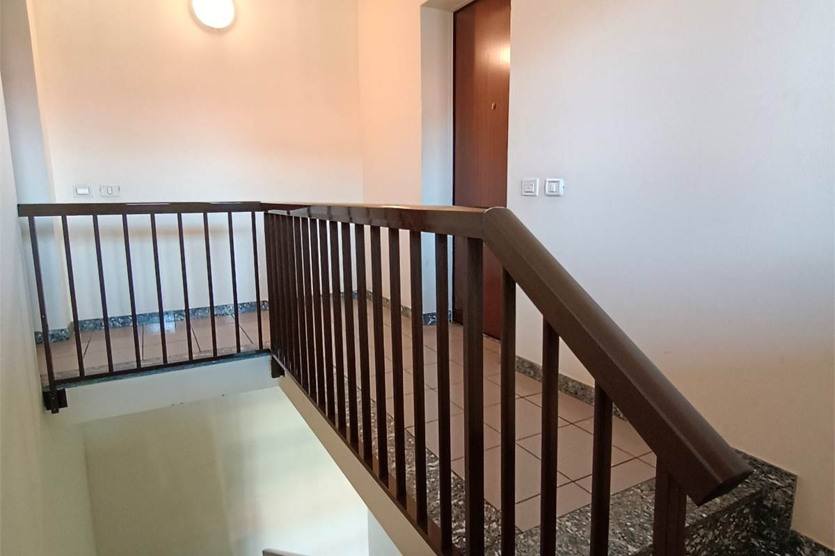 MONGUZZO AMPIO QUADRILOCALE CON TERRAZZO