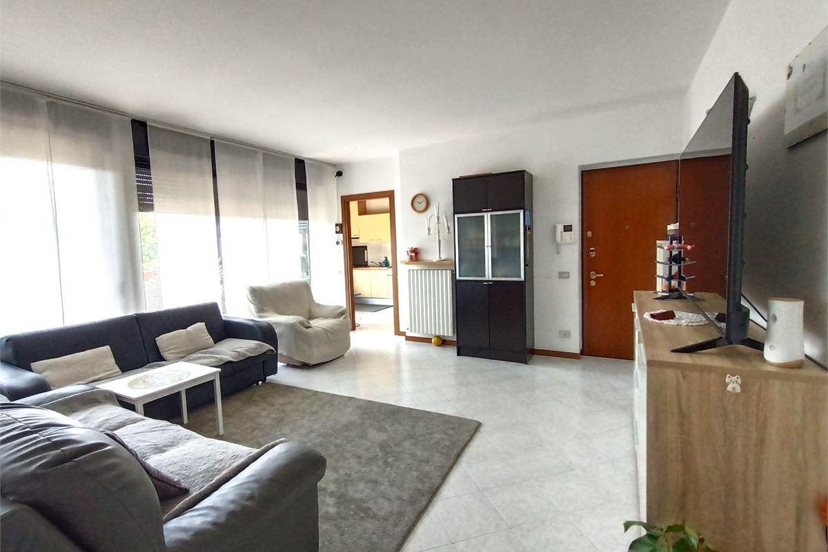 ERBA AMPIO QUADRILOCALE CON TERRAZZO