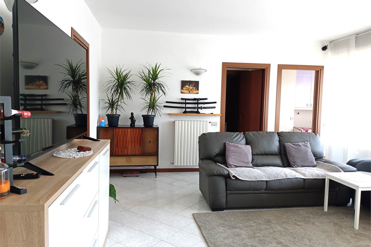 ERBA AMPIO QUADRILOCALE CON TERRAZZO