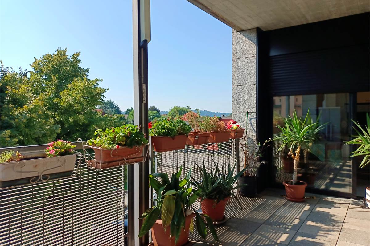 ERBA AMPIO QUADRILOCALE CON TERRAZZO