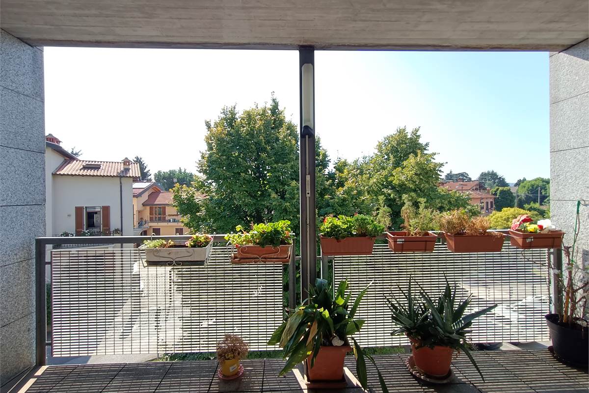 ERBA AMPIO QUADRILOCALE CON TERRAZZO