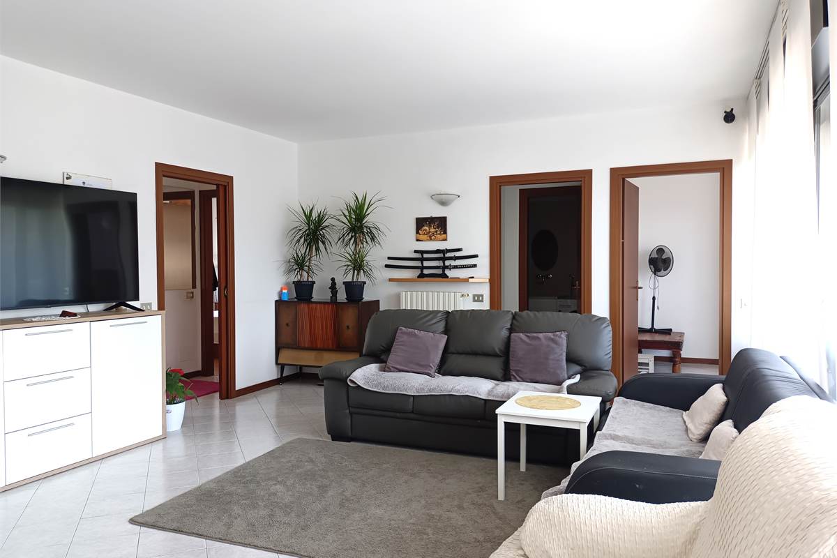 ERBA AMPIO QUADRILOCALE CON TERRAZZO