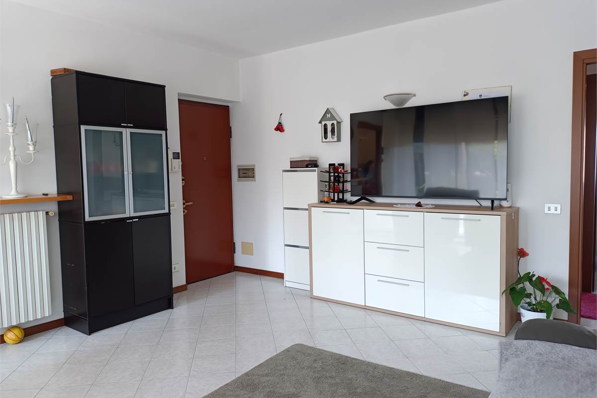 ERBA AMPIO QUADRILOCALE CON TERRAZZO