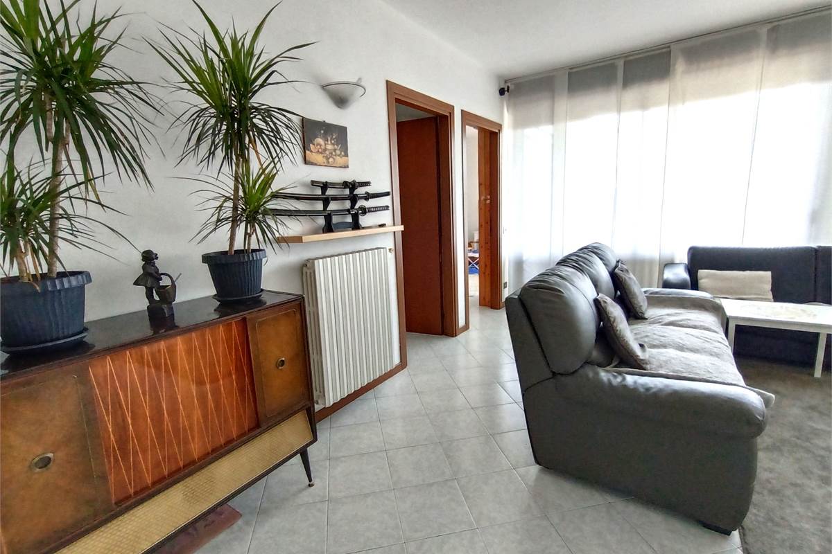 ERBA AMPIO QUADRILOCALE CON TERRAZZO