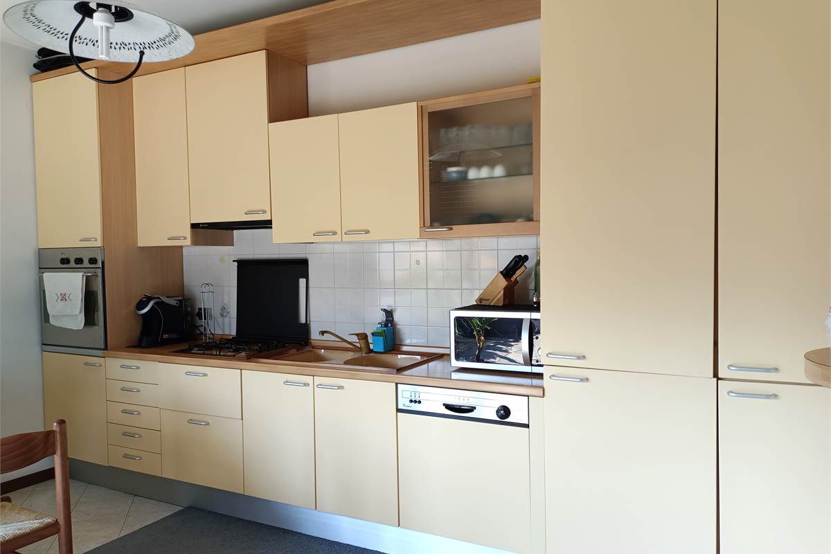 ERBA AMPIO QUADRILOCALE CON TERRAZZO