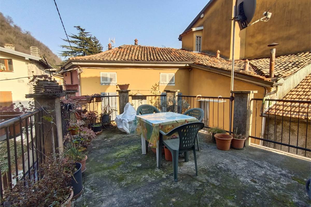 VALBRONA TRILOCALE CON TERRAZZO