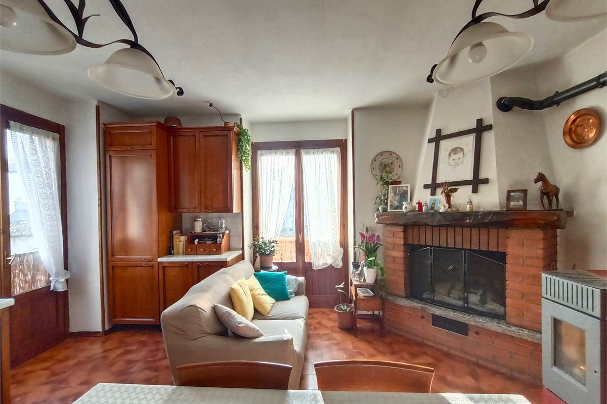 VALBRONA TRILOCALE CON TERRAZZO