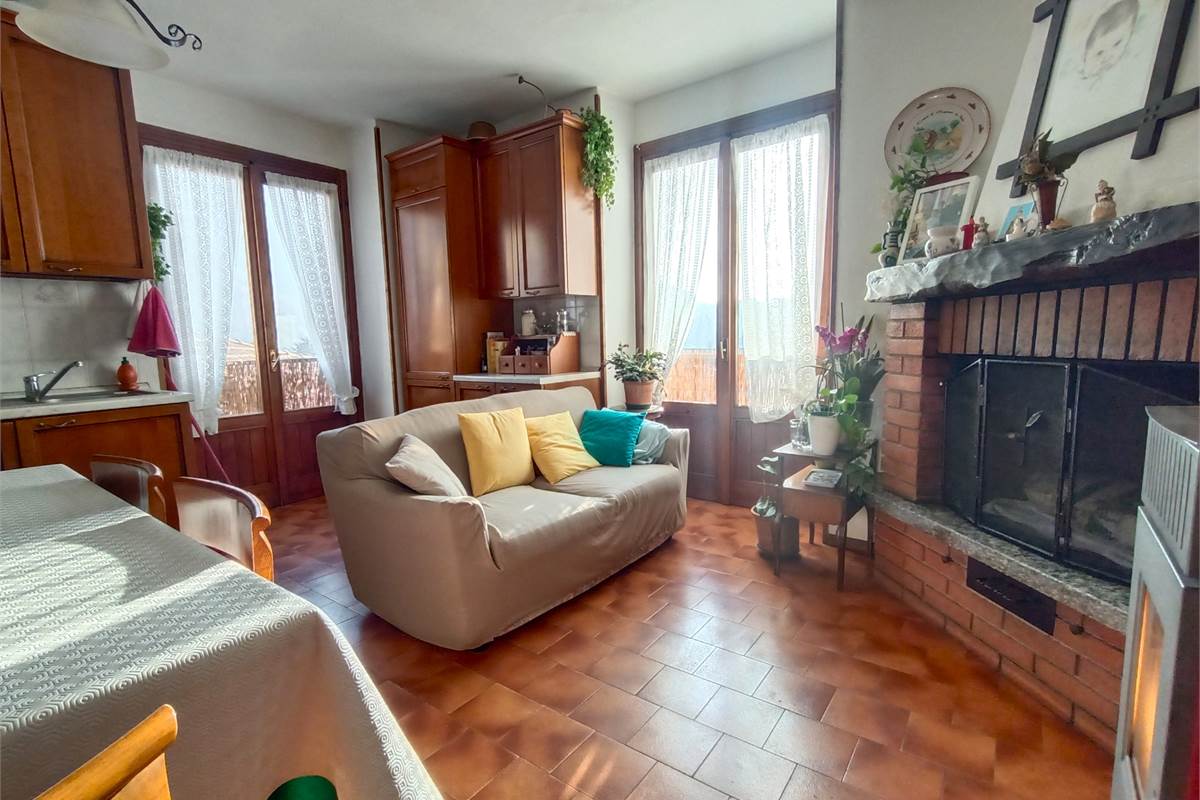 VALBRONA TRILOCALE CON TERRAZZO