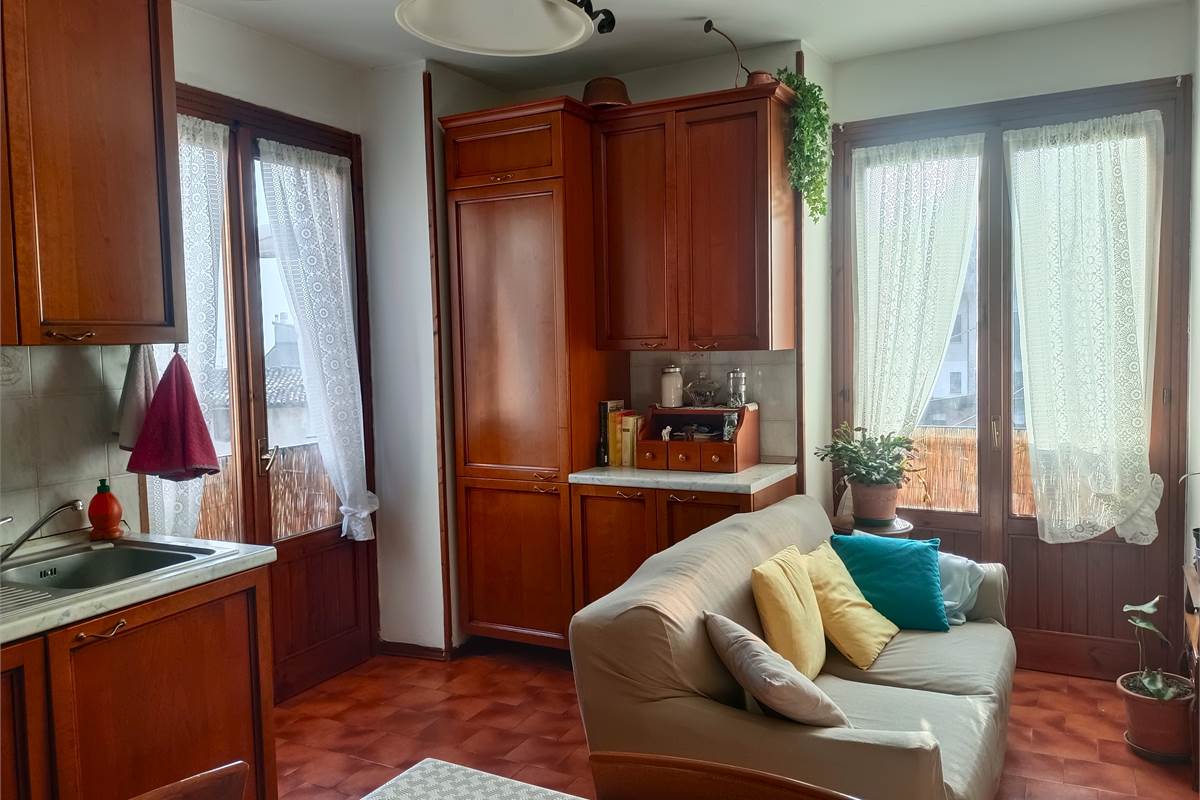 VALBRONA TRILOCALE CON TERRAZZO