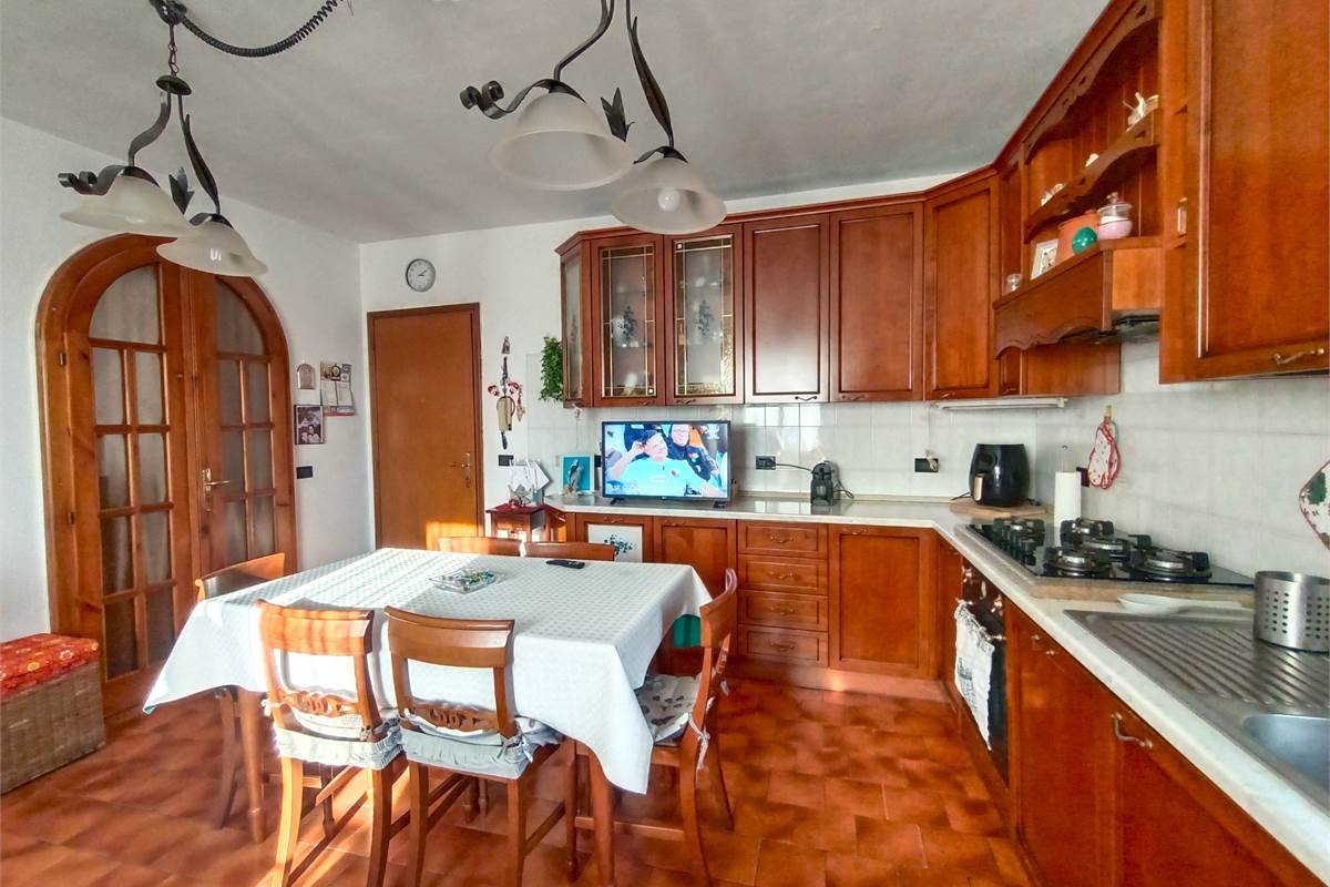 VALBRONA TRILOCALE CON TERRAZZO