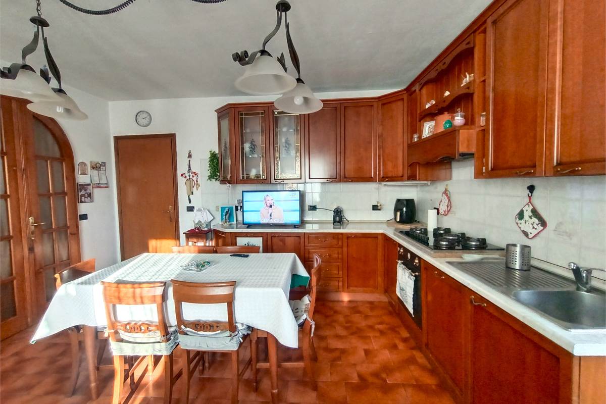 VALBRONA TRILOCALE CON TERRAZZO