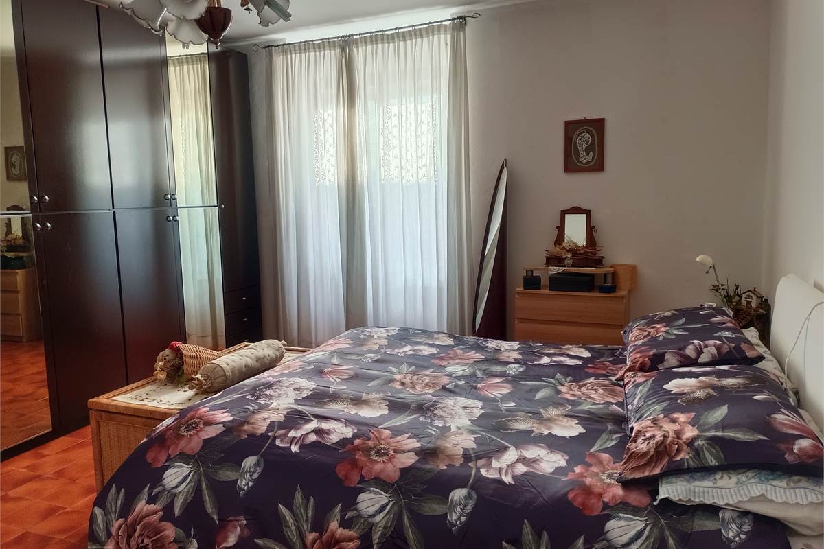 VALBRONA TRILOCALE CON TERRAZZO