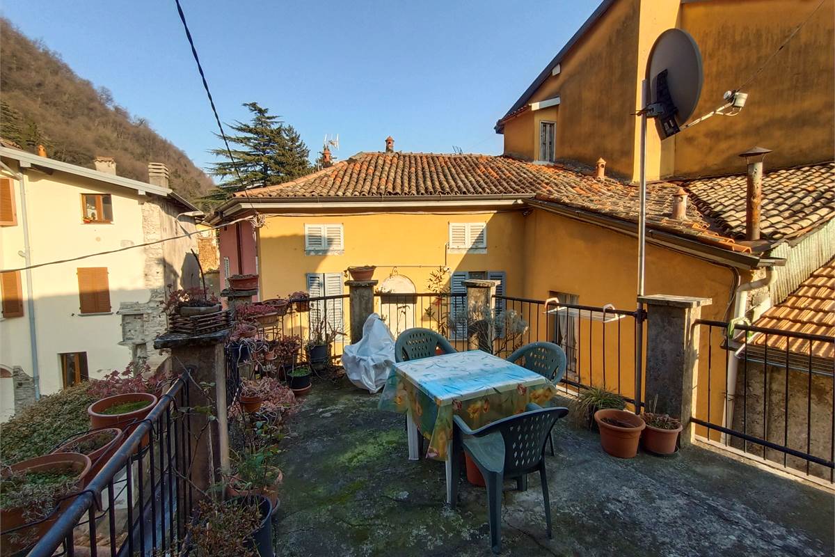 VALBRONA TRILOCALE CON TERRAZZO