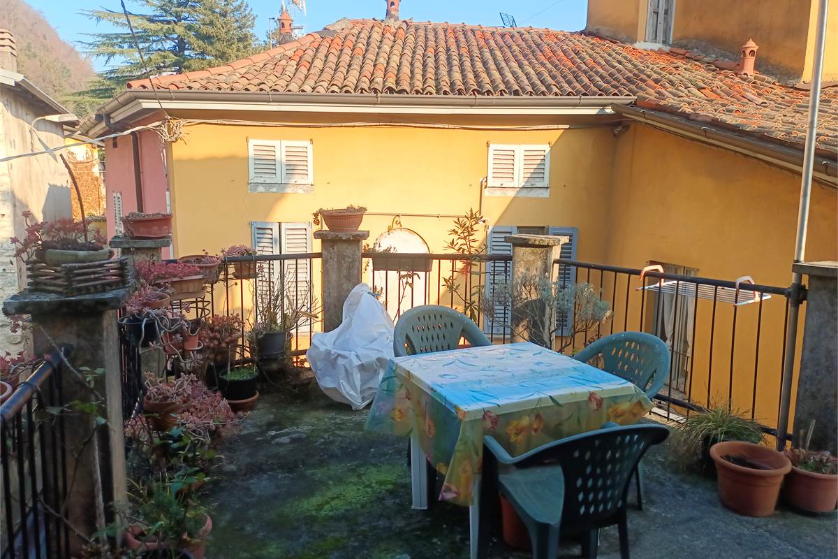 VALBRONA TRILOCALE CON TERRAZZO