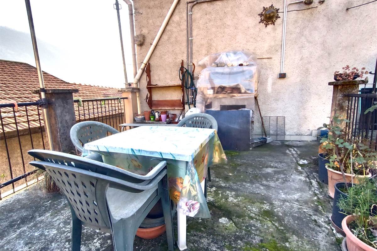 VALBRONA TRILOCALE CON TERRAZZO