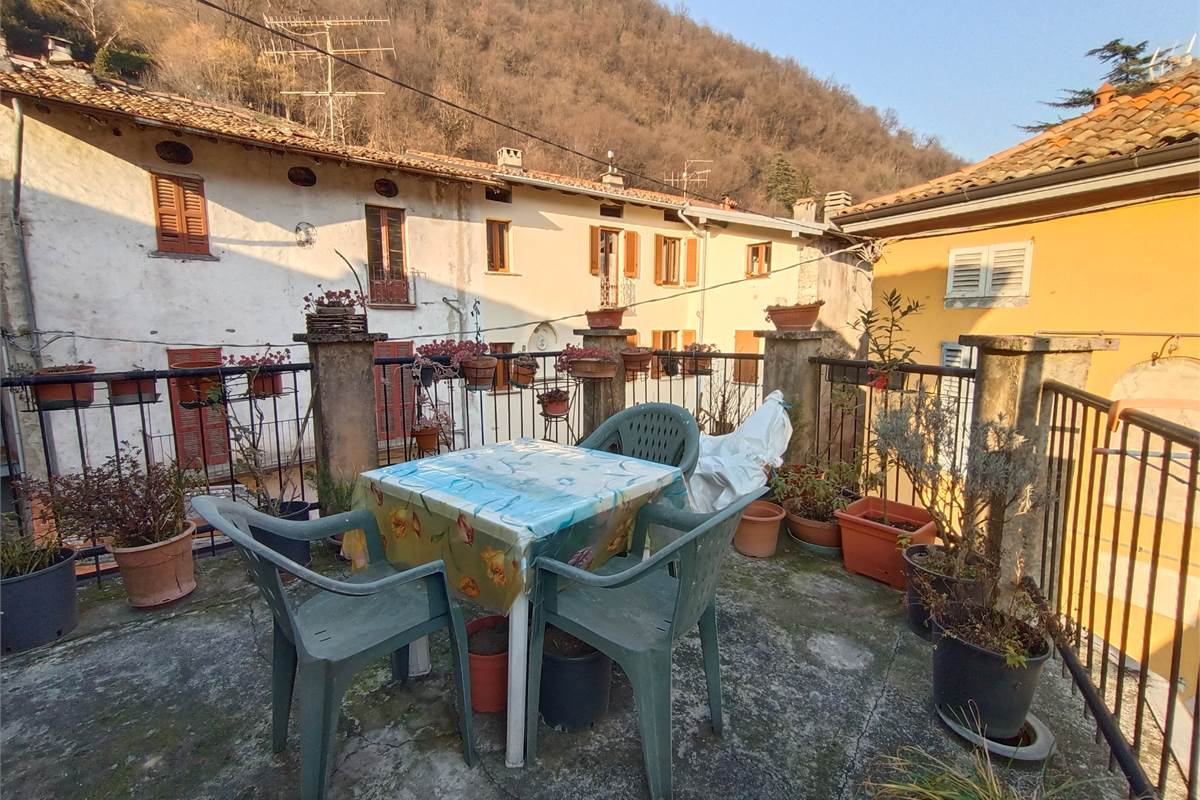 VALBRONA TRILOCALE CON TERRAZZO