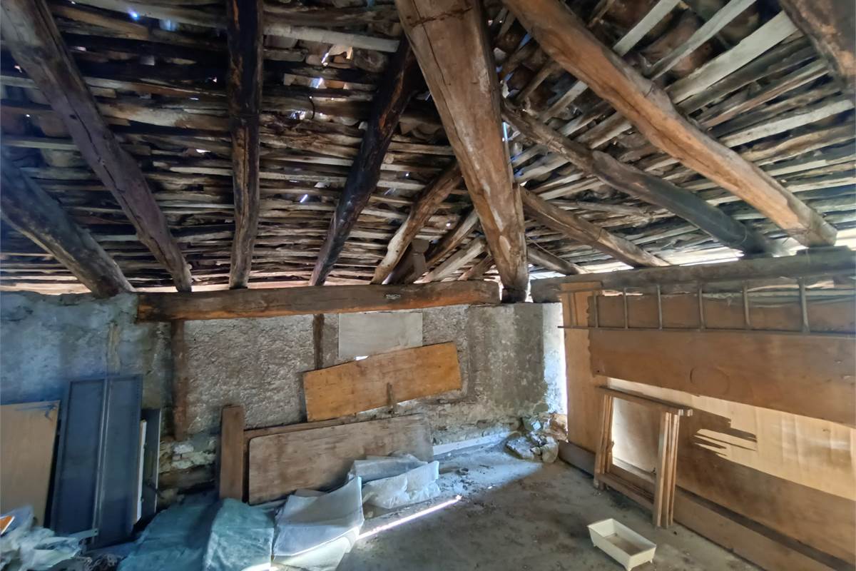 VALBRONA TRILOCALE CON TERRAZZO