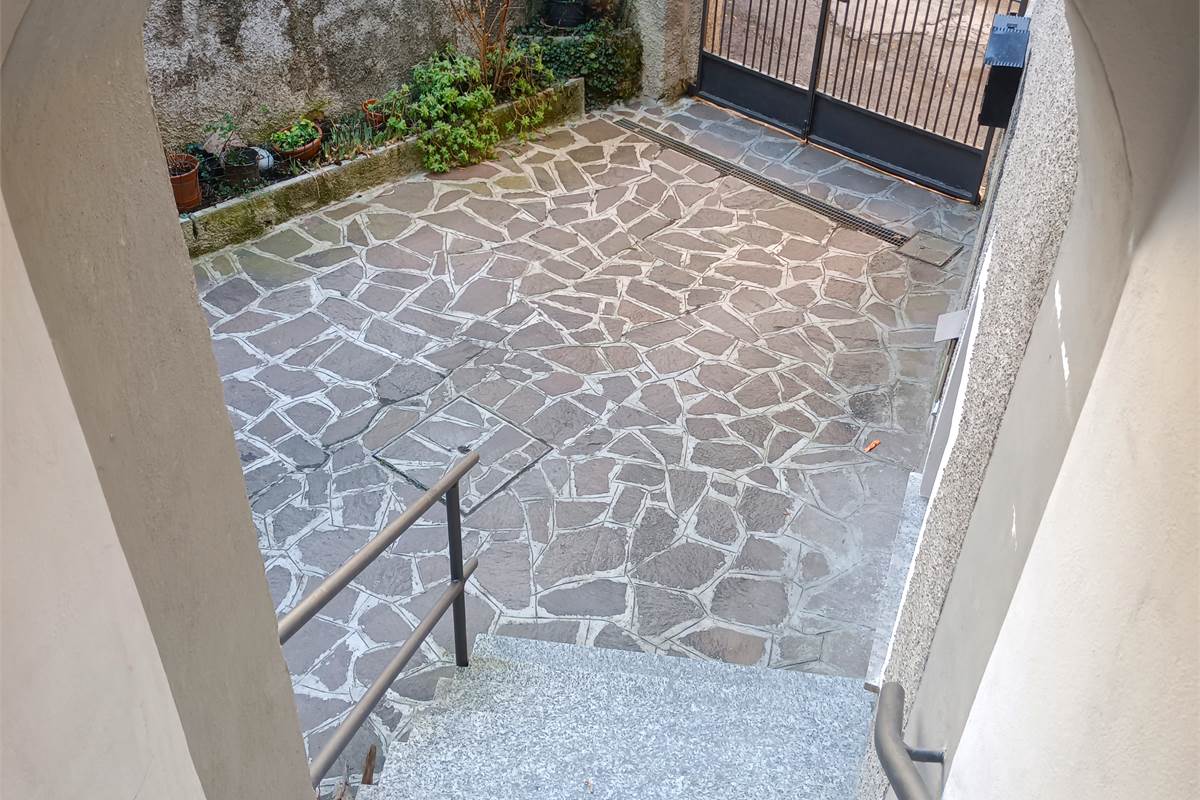 VALBRONA TRILOCALE CON TERRAZZO