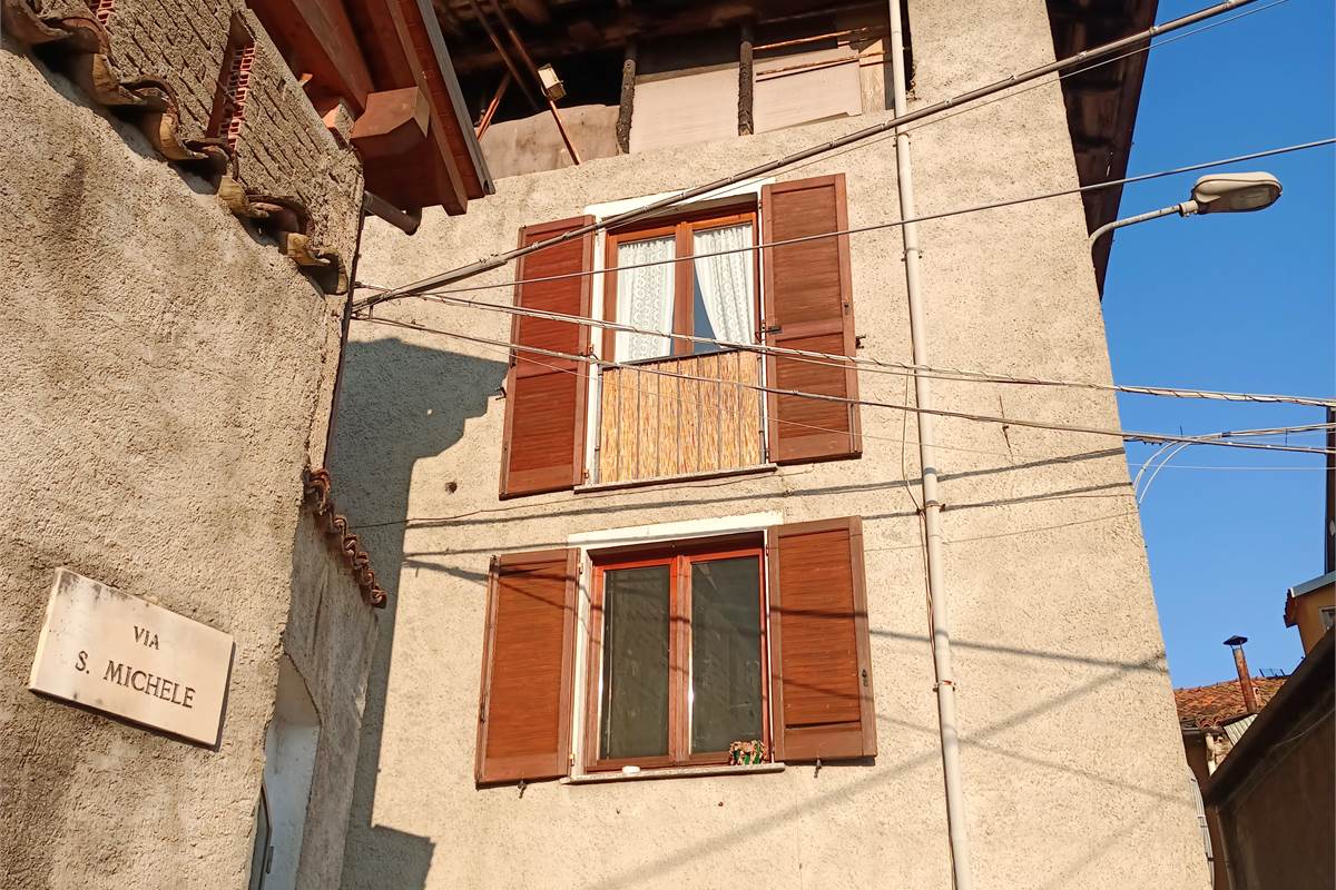 VALBRONA TRILOCALE CON TERRAZZO