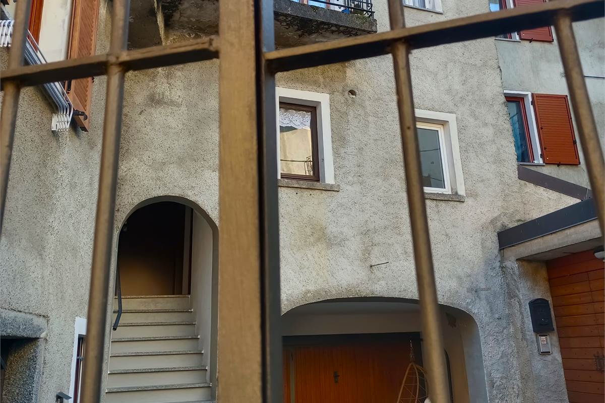 VALBRONA TRILOCALE CON TERRAZZO