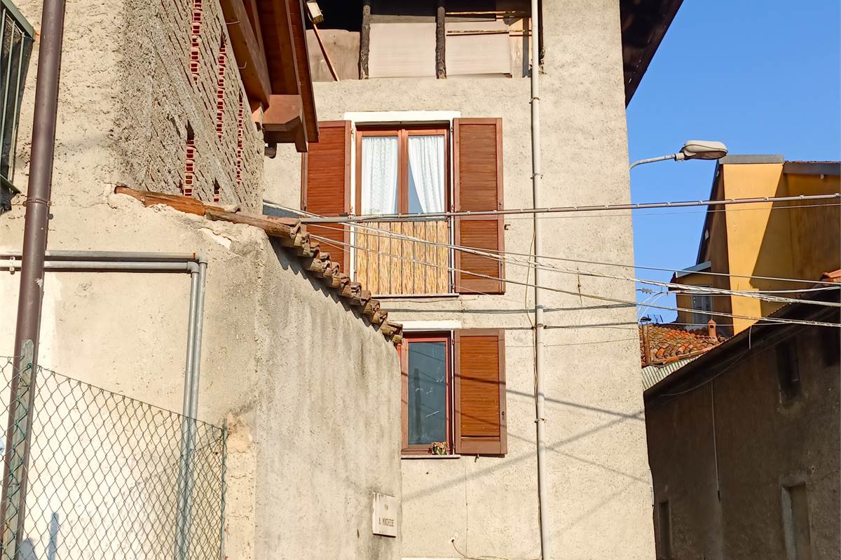 VALBRONA TRILOCALE CON TERRAZZO