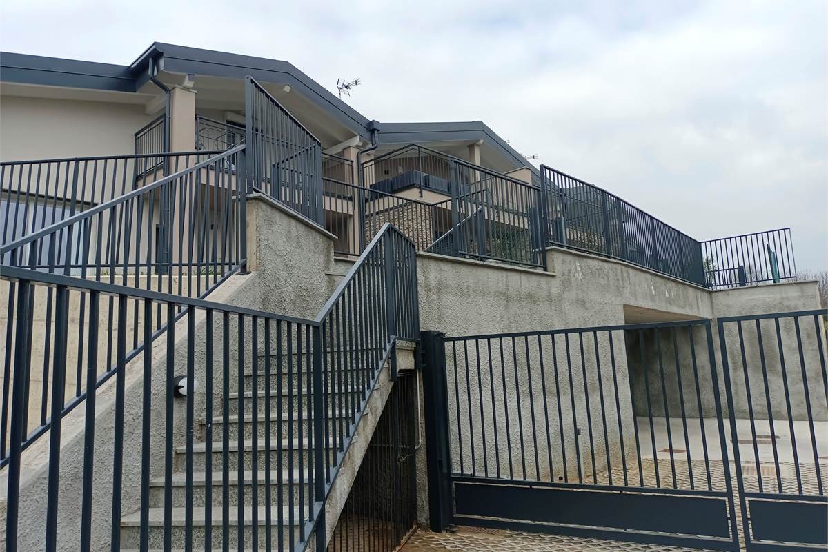 MONGUZZO NUOVISSIMA VILLETTA A SCHIERA VISTA LAGO