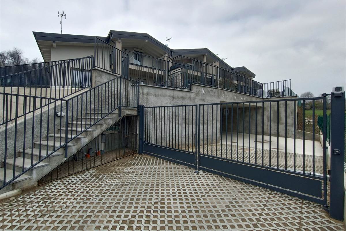 MONGUZZO NUOVISSIMA VILLETTA A SCHIERA VISTA LAGO