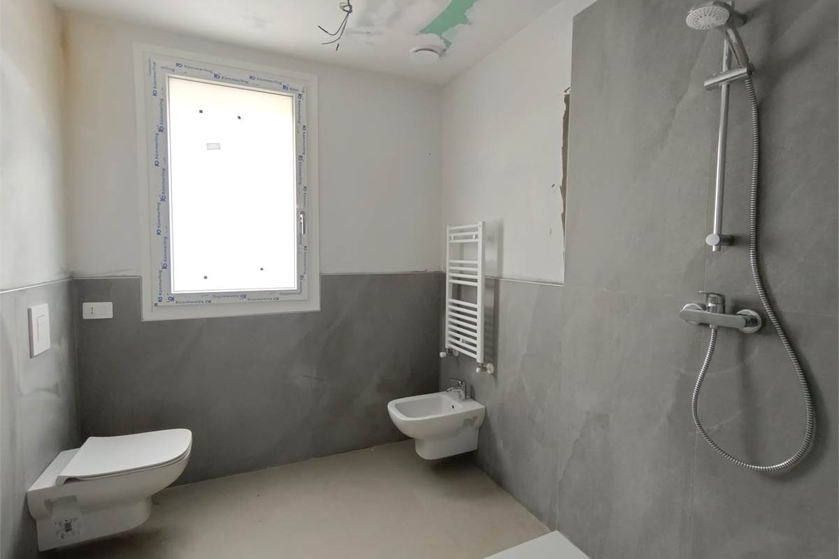 MONGUZZO NUOVISSIMA VILLETTA A SCHIERA VISTA LAGO