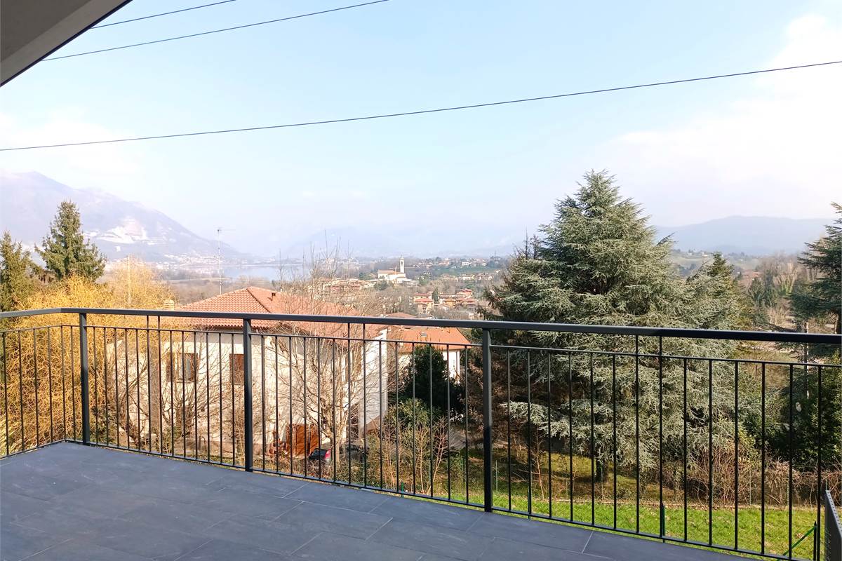 MONGUZZO NUOVISSIMA VILLETTA A SCHIERA VISTA LAGO