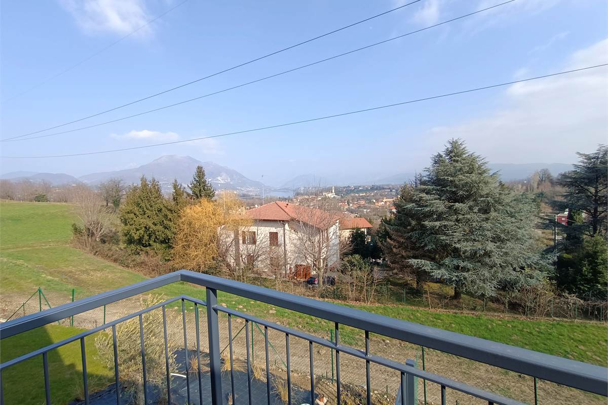 MONGUZZO NUOVISSIMA VILLETTA A SCHIERA VISTA LAGO