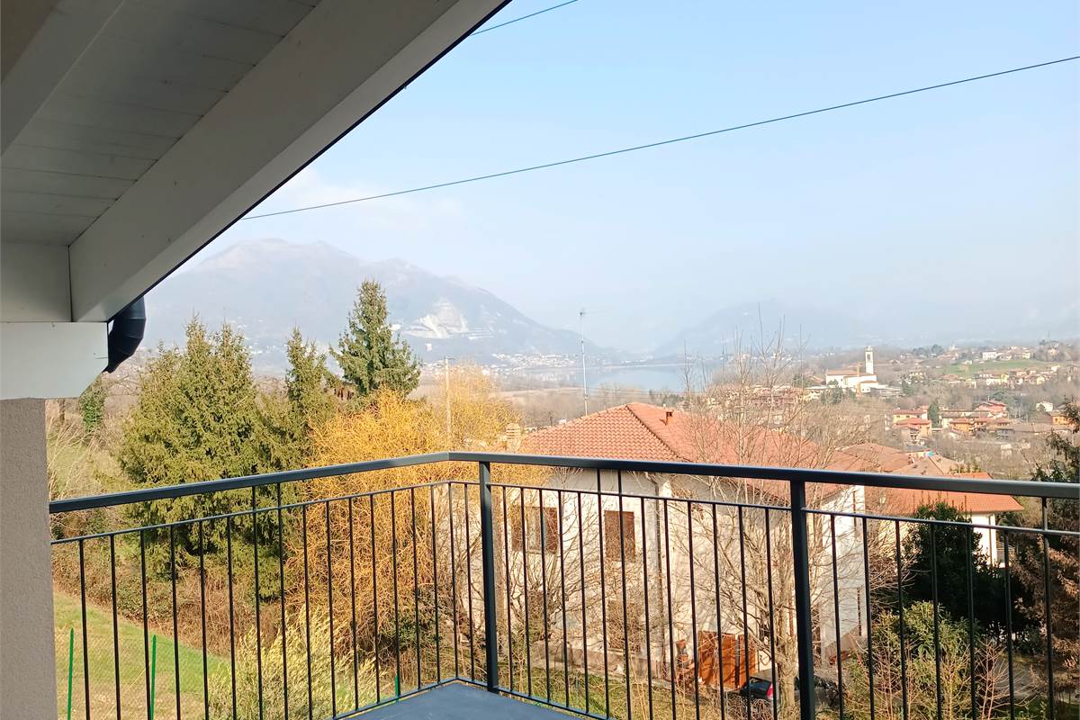MONGUZZO NUOVISSIMA VILLETTA A SCHIERA VISTA LAGO