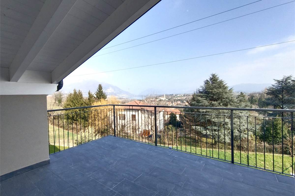 MONGUZZO NUOVISSIMA VILLETTA A SCHIERA VISTA LAGO